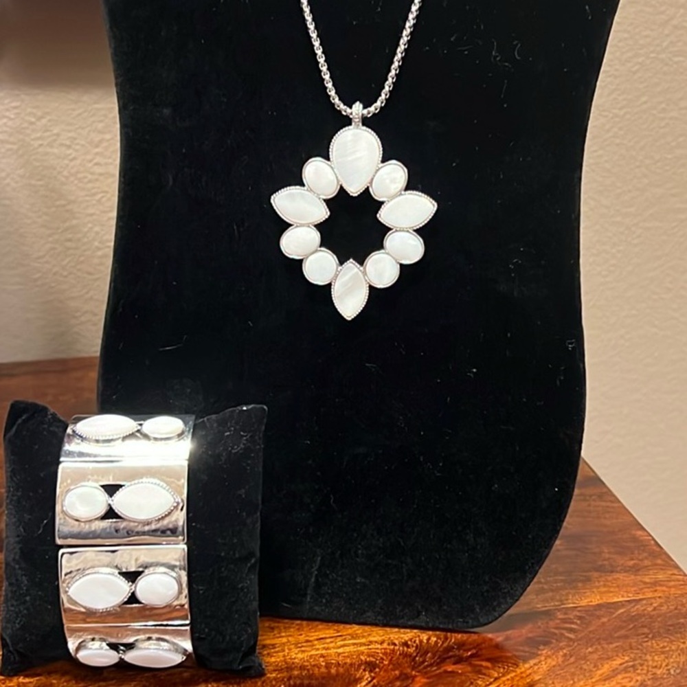 White House Black Market Necklace and Bracelet
WHBM Necklace and Bracelet